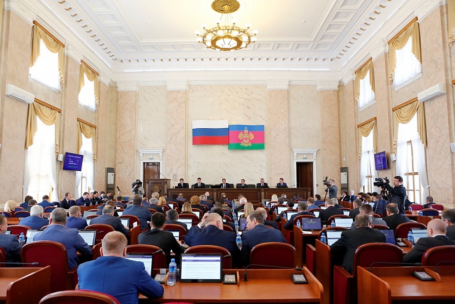 На Кубани приняли закон о выплате пособий усыновившим ребенка семьям.