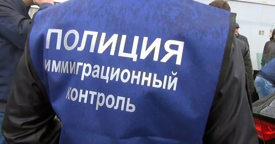На территории Старомышастовского сельского поселения и Динского района с участием сотрудников полиции, казачества, администрации продолжаются рейдовые мероприятия по выявлению нарушений миграционного законодательства.