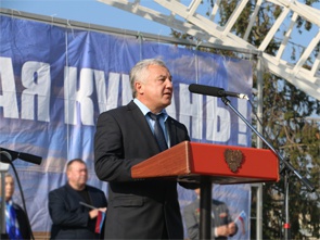 Более 1000 человек вышли на праздничный митинг в станице Динской