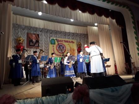 "В ГОРОДСКОМ САДУ ИГРАЕТ..."