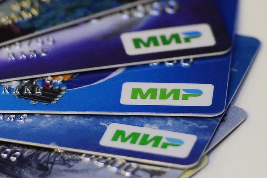 С 1 октября пенсии и социальные выплаты будут перечисляться на карты «Мир»